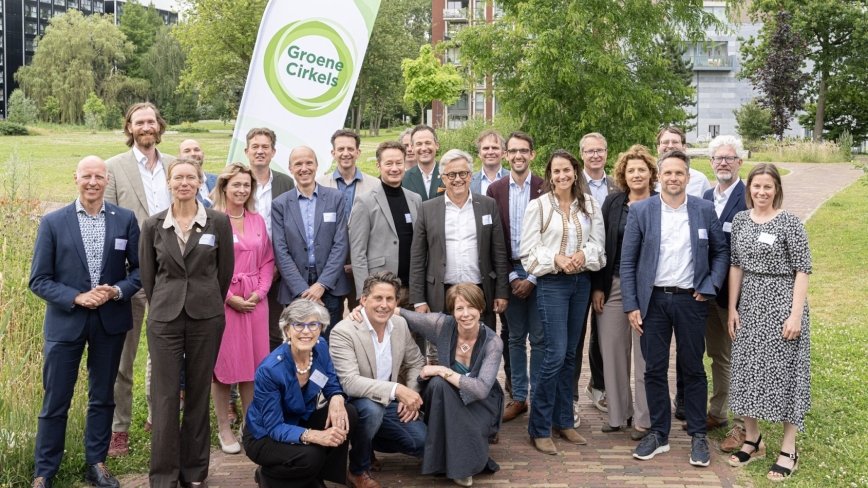 Groep aanwezige  professionals en wethouders staan bij elkaar op de foto