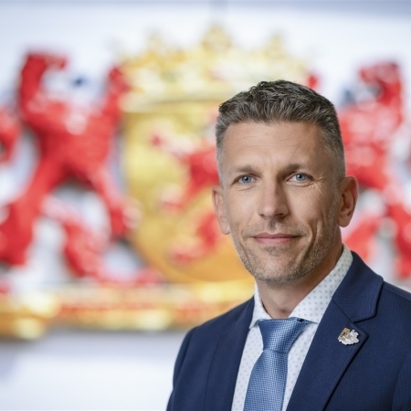 Gedeputeerde Frank Rijkaart gefotografeerd voor het embleem van de provincie  Zuid-Holland