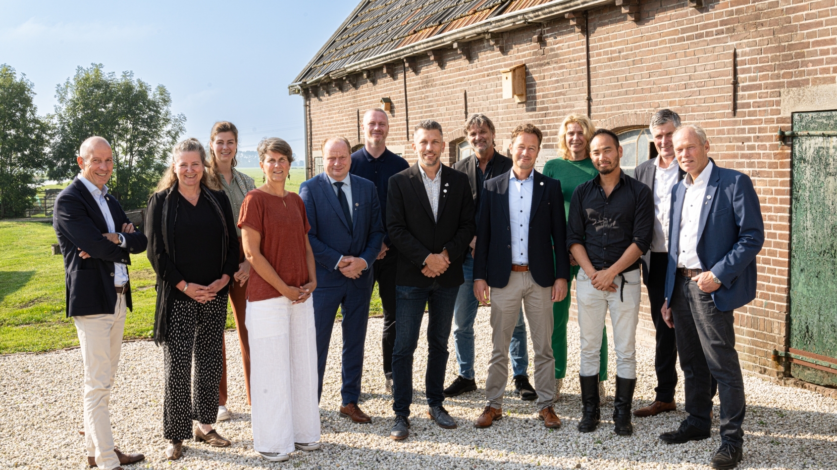 ambassadeurs Groene Cirkel Kaas en Bodemdaling staan samen met het kernteam op de foto voor de oude Kaasboerderij